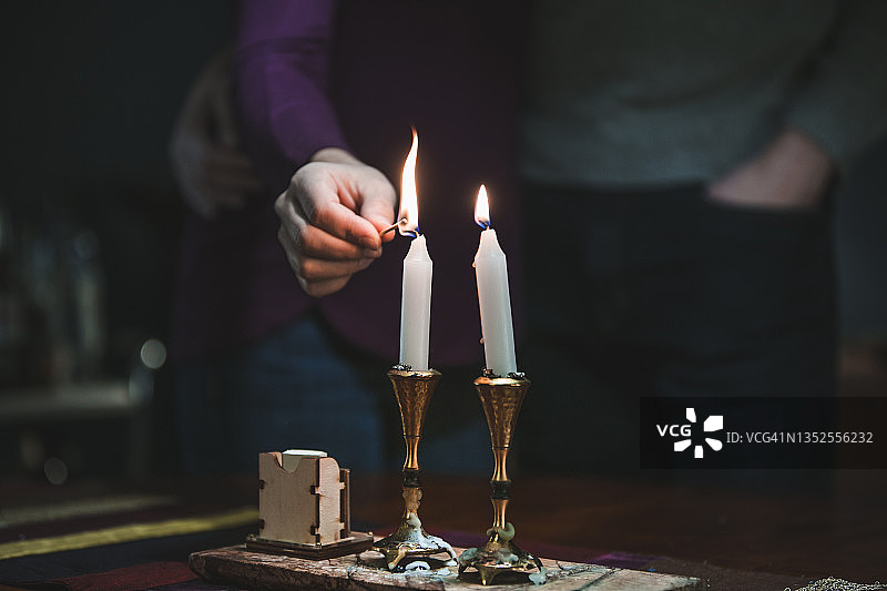 女人点燃安息日蜡烛图片素材