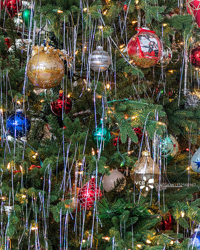 树上的圣诞装饰品图片素材