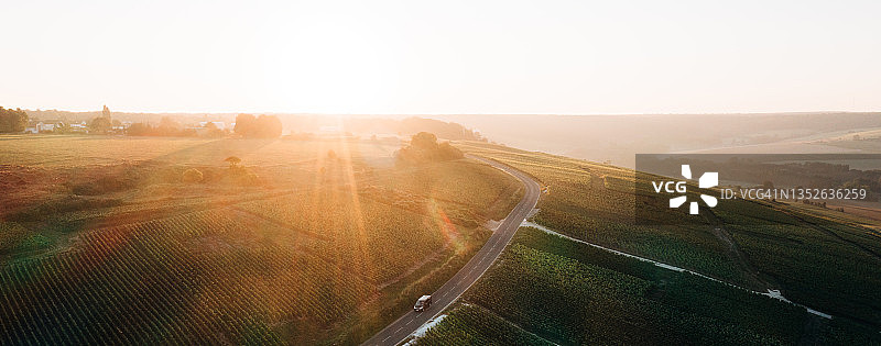 法国香槟产区日出时葡萄园的鸟瞰图图片素材