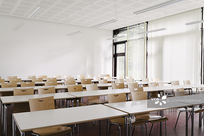 空荡荡的高中教室图片素材