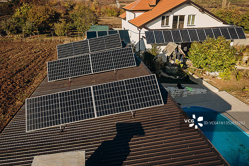 房顶上的太阳能电池板图片素材