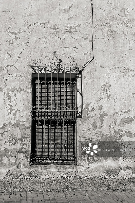 剥落墙壁上的窗户图片素材