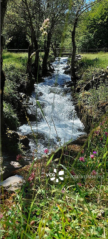 西班牙埃斯卡雷休闲区的卡萨溪流图片素材