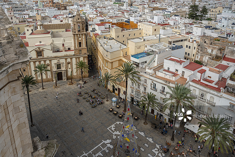 西班牙安达卢西亚加的斯城市景观、大教堂广场和屋顶（从钟楼望去）图片素材
