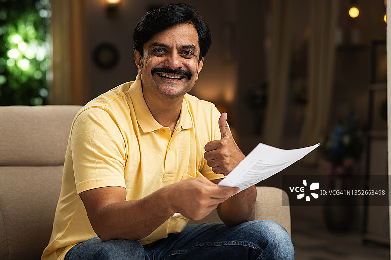男人对每月付款感到满意的库存照片图片素材