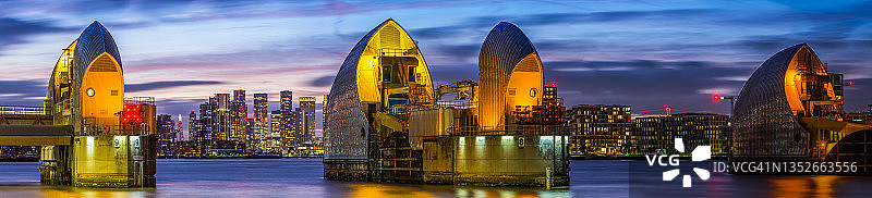 伦敦泰晤士河河口金丝雀码头夜景图片素材