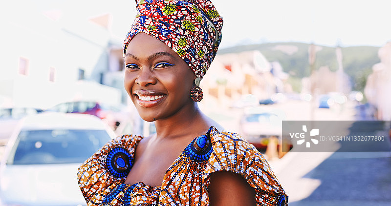 穿着非洲传统服装的年轻女子在城市背景下的照片图片素材