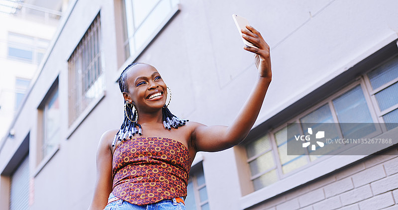 年轻女子在都市背景下自拍照片图片素材
