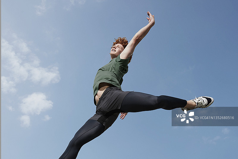 在阳光明媚的日子里练习的年轻男芭蕾舞演员图片素材