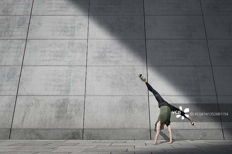 年轻的舞蹈演员在做车轮式动作图片素材