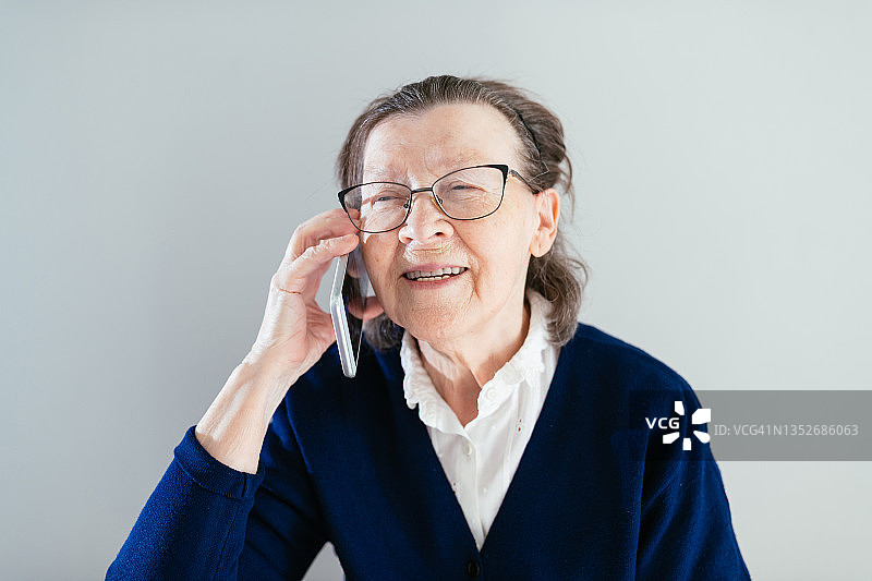 使用智能手机的老年妇女图片素材