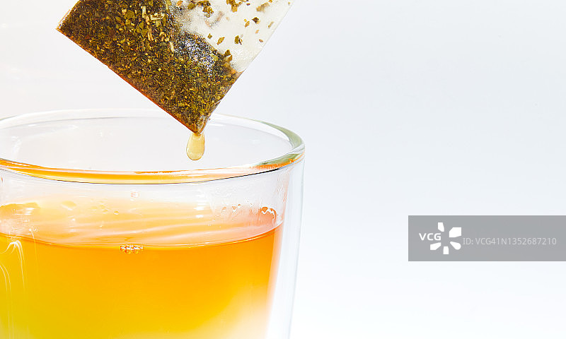 茶杯里的最后一口茶，茶包特写图片素材