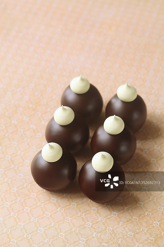 无棍巧克力釉面蛋糕棒棒糖图片素材