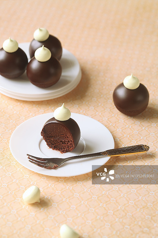 无棍巧克力釉面蛋糕棒棒糖图片素材