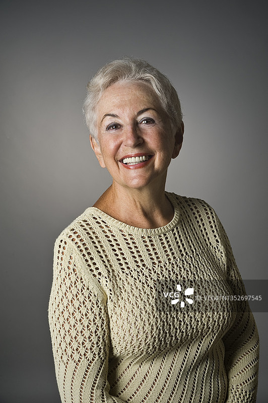 白种人妇女的工作室肖像图片素材