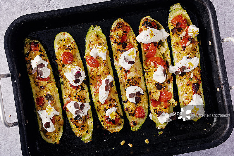 松子和面包屑酿西葫芦图片素材