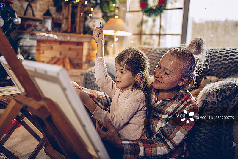 祖母在家与家人一起绘画图片素材