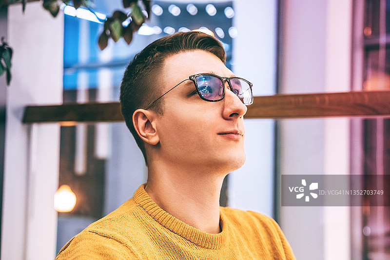 戴眼镜的年轻创业者正在思考未来的创新理念图片素材