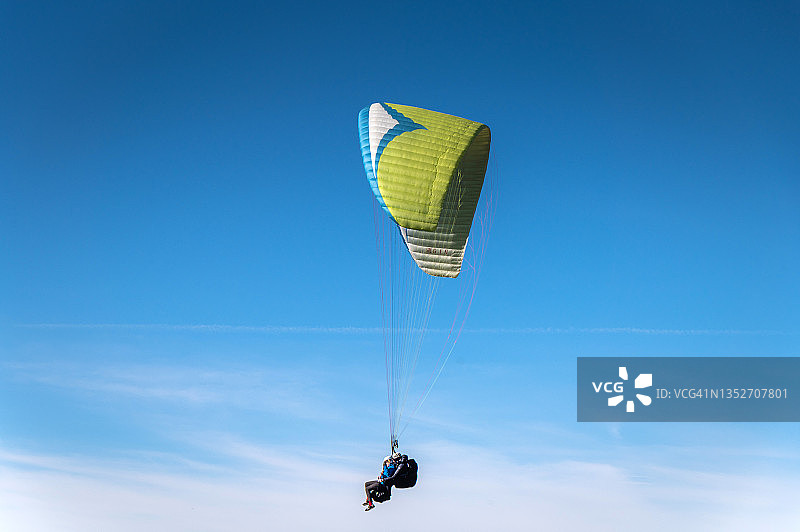 在多云天空中的滑翔伞图片素材
