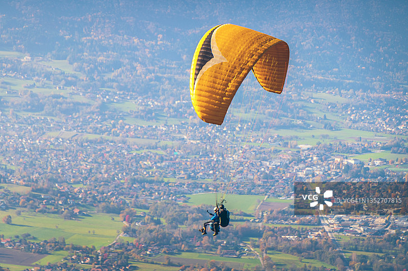 背景为陆地景观的滑翔伞（高角度拍摄）图片素材
