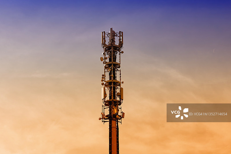 日落下的手机天线图片素材