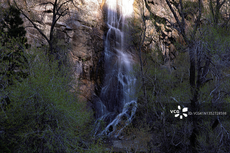 薄雾面纱瀑布图片素材