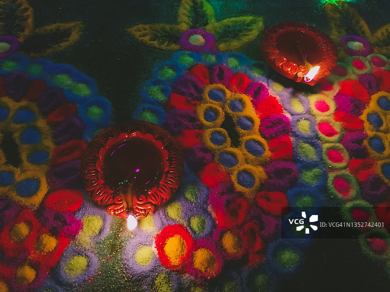 排灯节：被照亮的泥土Diya灯和彩色蓝果丽图片素材