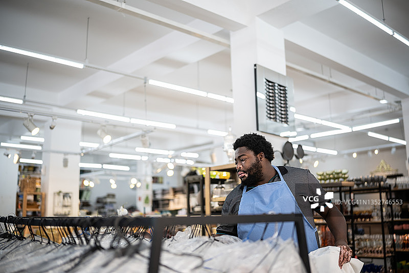 推销员在装饰品店整理产品图片素材