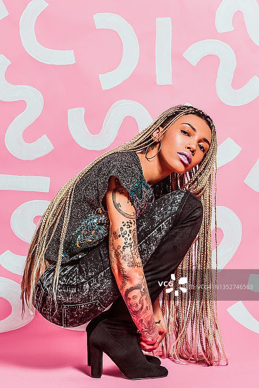 留着长发、长辫子和纹身的时尚女性图片素材