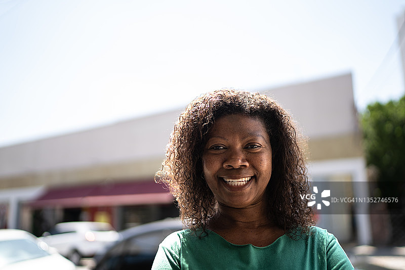 户外中年妇女肖像图片素材