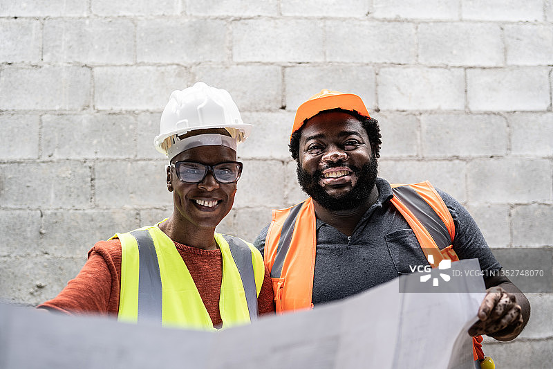 建筑工地中开会的两名工程师的肖像图片素材