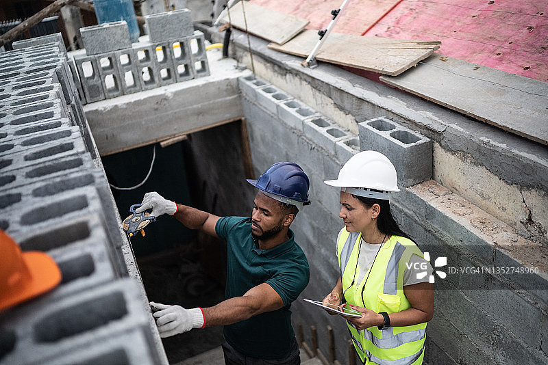 工程师监督砖瓦匠工作图片素材