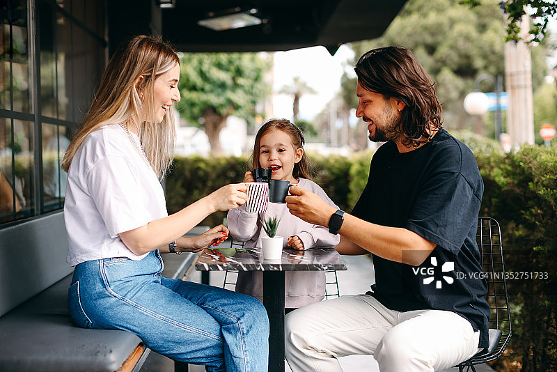 年轻家庭在咖啡馆相聚图片素材