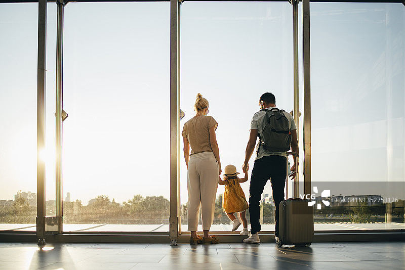 一起去度假的家庭图片素材