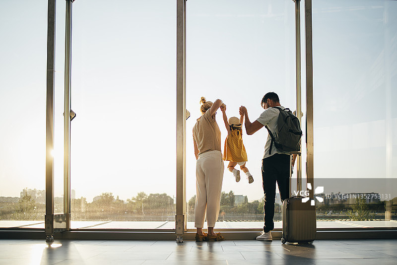 一起旅行的快乐家庭（身份不明）图片素材
