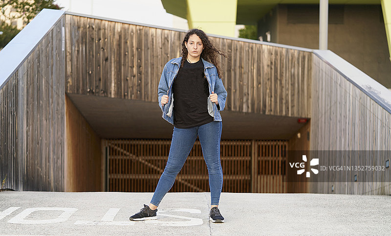 户外休闲时尚街拍女性正面照图片素材