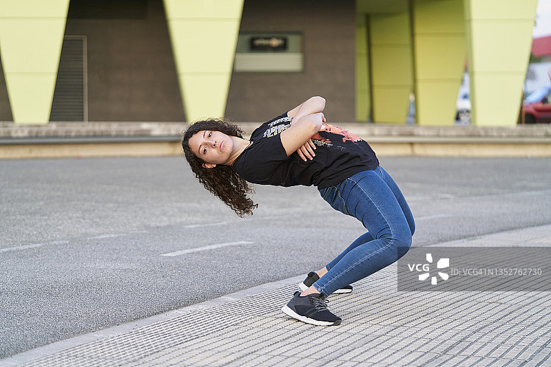 活力四射的成年女子街舞表演图片素材