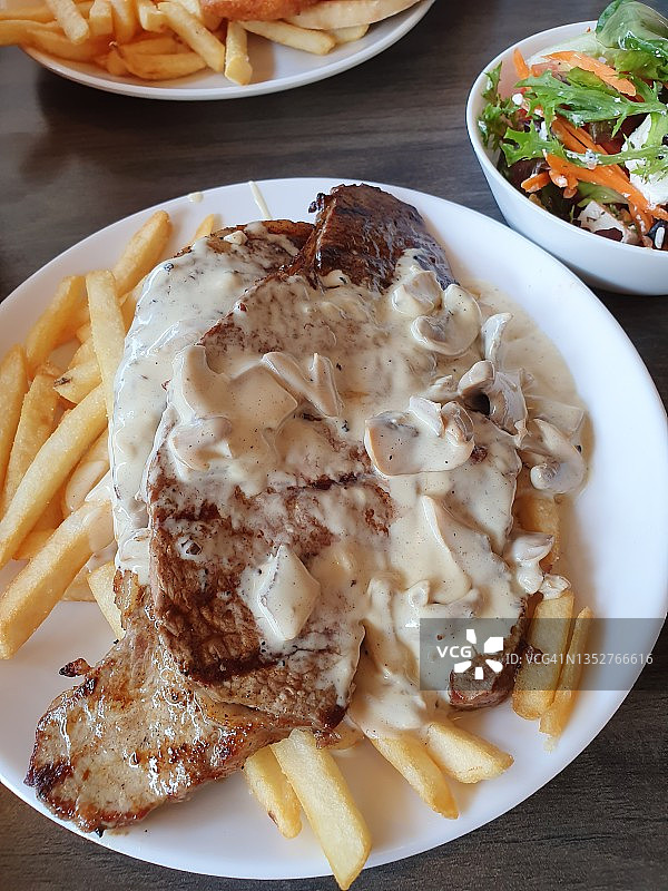 蘑菇酱牛排配薯条特写图片素材