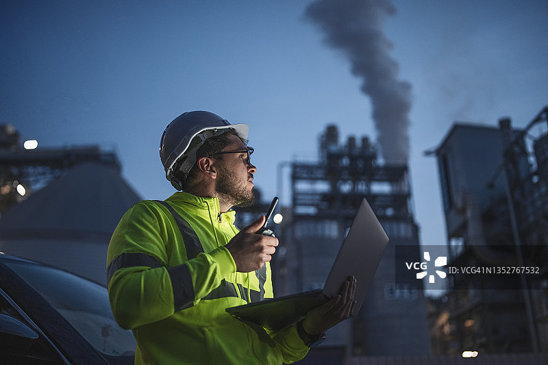工程师在石油和天然气行业值夜班图片素材