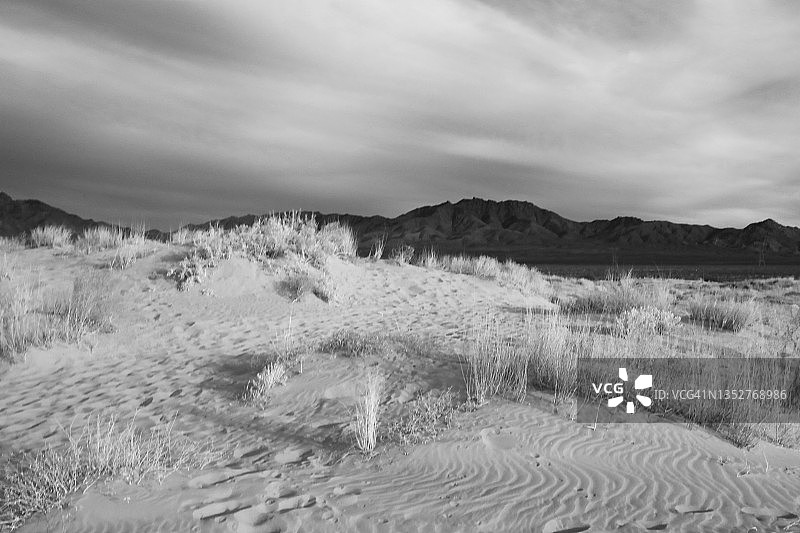 沙漠中遥远的山脉图片素材