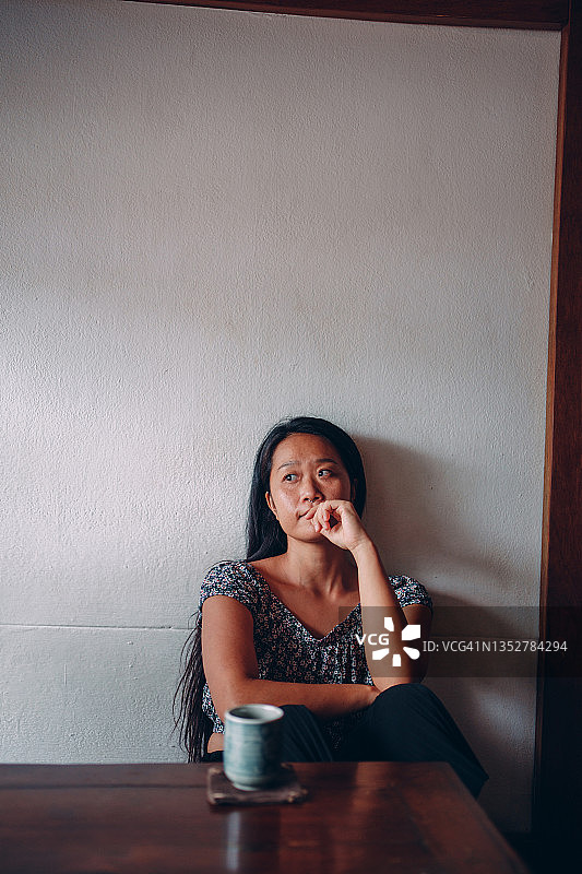 沉思的女人肖像图片素材