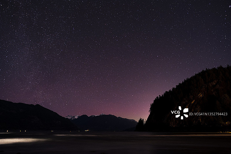豪湾岸边的星空夜景图片素材