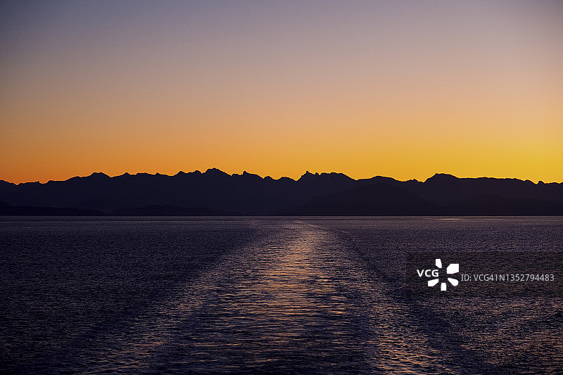 日出时，渡轮的尾迹横穿佐治亚海峡图片素材