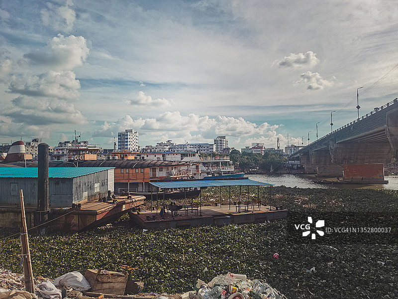 达卡河畔桥梁移动设备照片图片素材