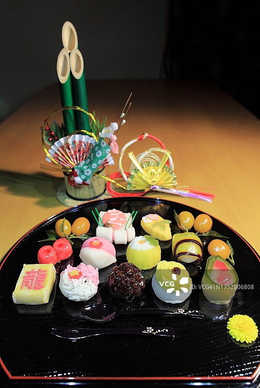 用什锦日式糖果和门松庆祝新年图片素材