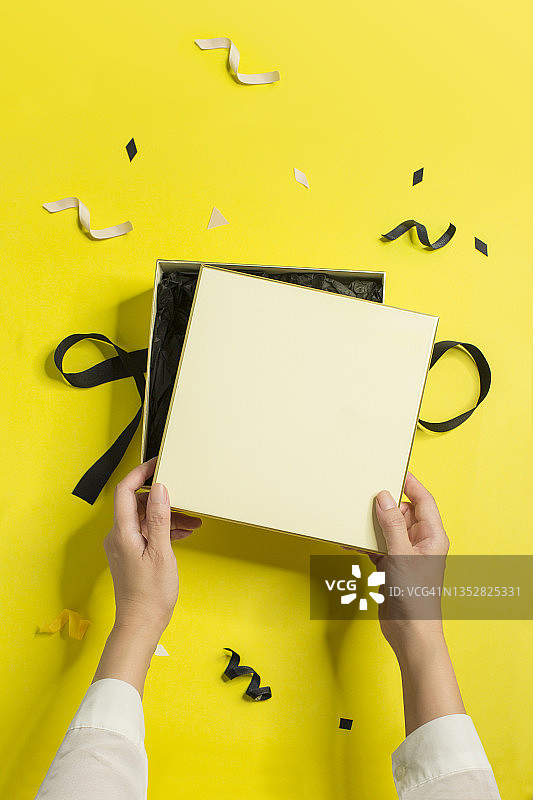 黄色和黑色礼品盒静物图片素材