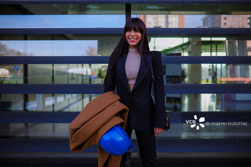 建筑前一位快乐的女建筑师的肖像图片素材