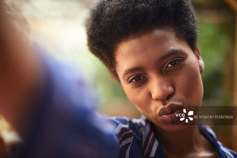 户外自拍的女人特写镜头图片素材