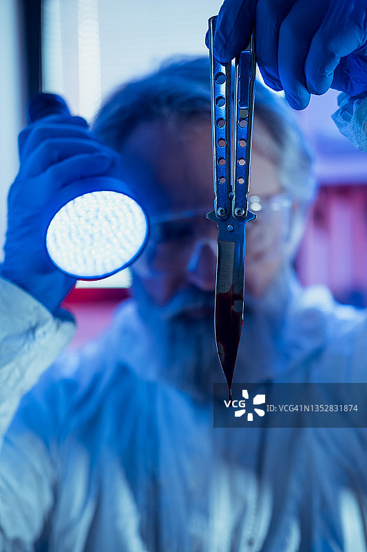 法医科学家在犯罪现场工作图片素材