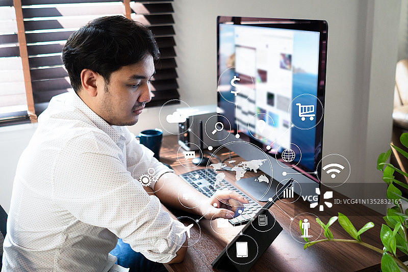 数字营销：商人使用现代界面在线支付购物图片素材